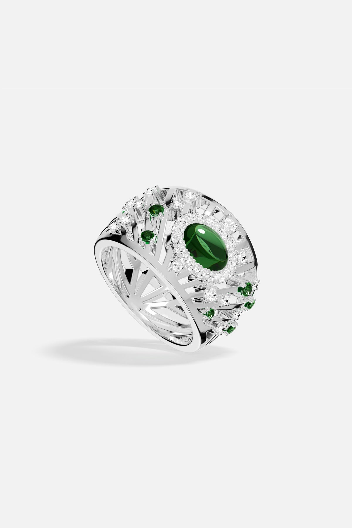 Bague APM en finition rhodium, éclat vert intense et lumière précieuse.