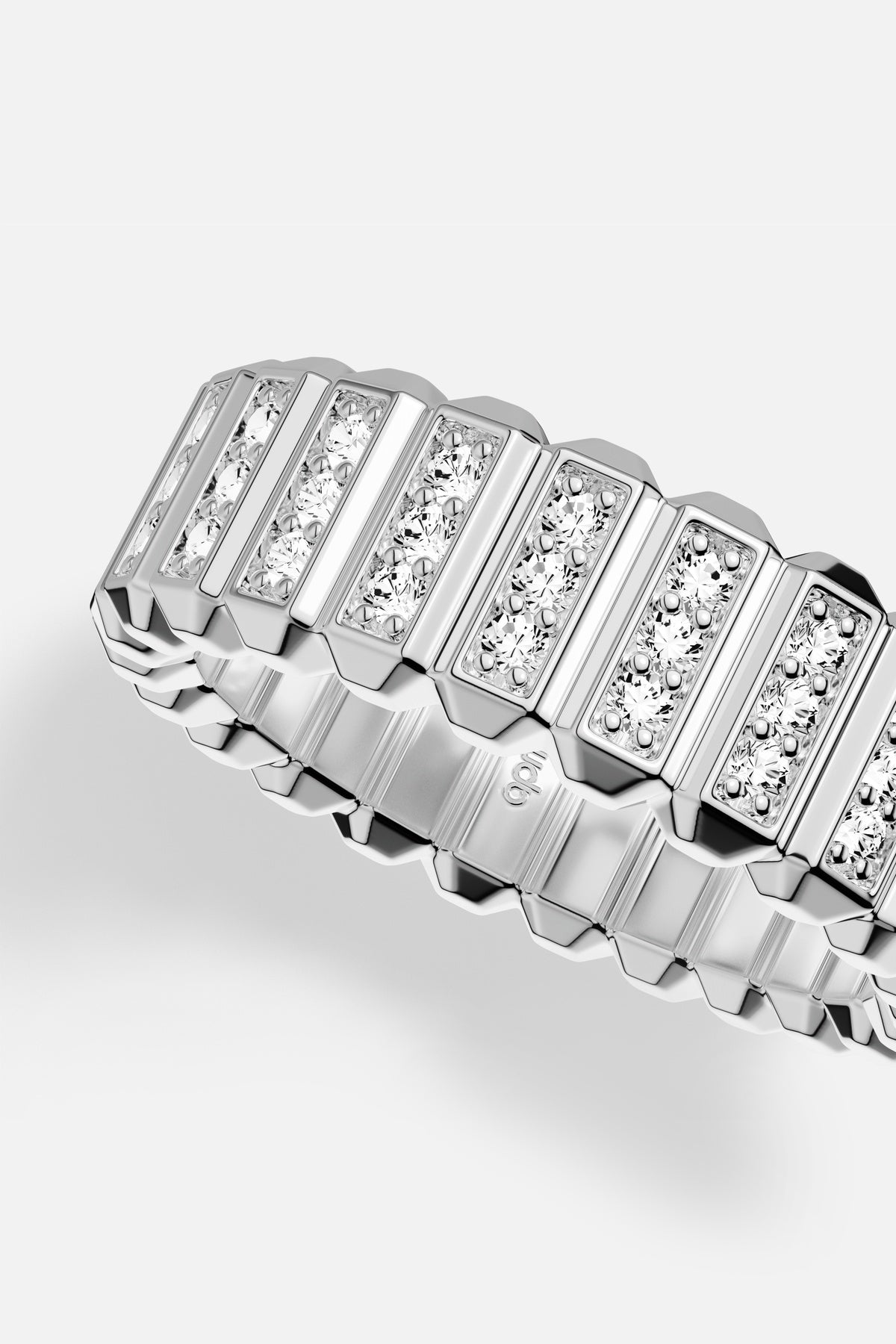 Bague APM Monaco alloy, éclat scintillant et architecture contemporaine.