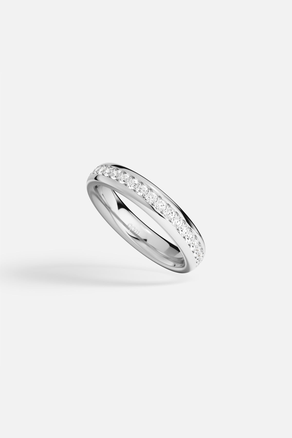 Bague APM Monaco au finish rhodium, une ligne scintillante d'élégance intemporelle.