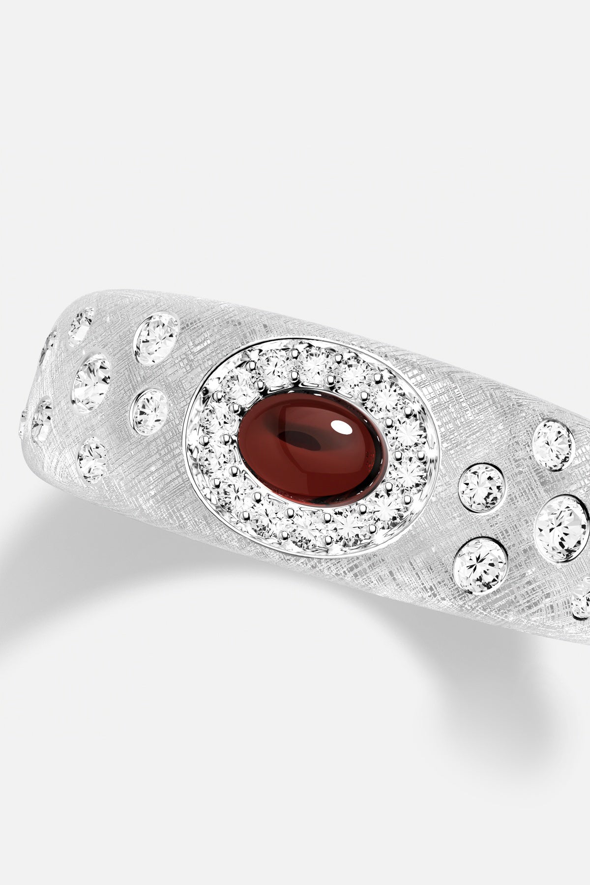 Bague APM Monaco, cabochon rouge lové dans une constellation scintillante, élégance intemporelle.