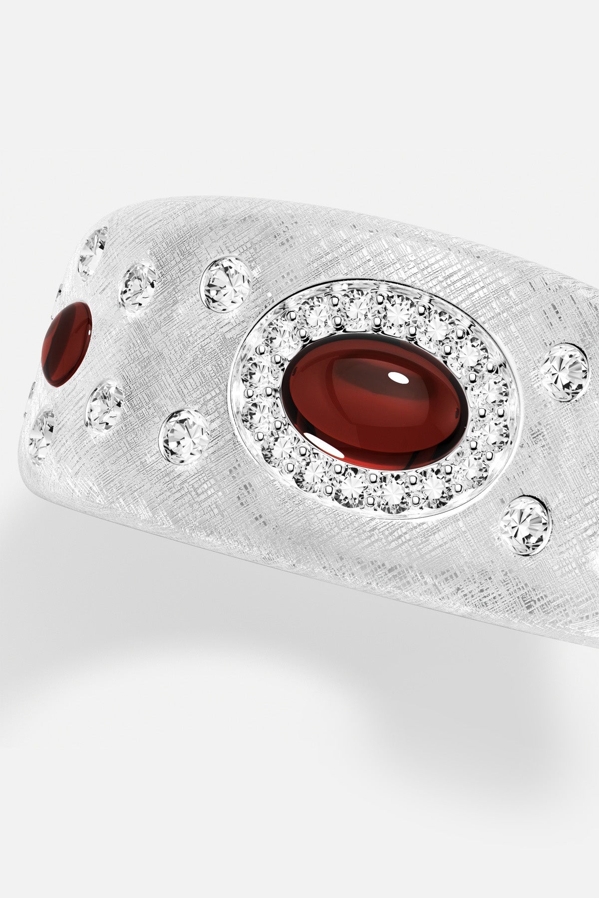 Bague APM texturée, cabochon rouge profond et éclats scintillants, une élégance intemporelle.