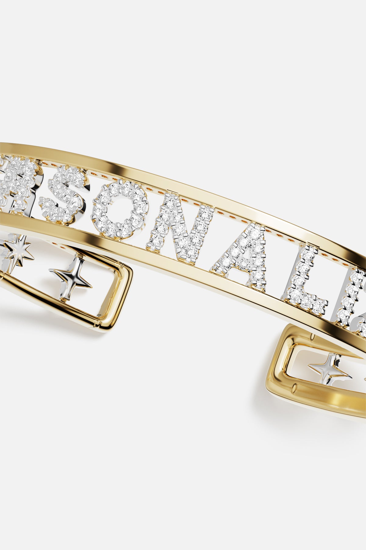 Bracelet APM personnalisé, lettres scintillantes et étoiles, une signature précieuse et lumineuse.