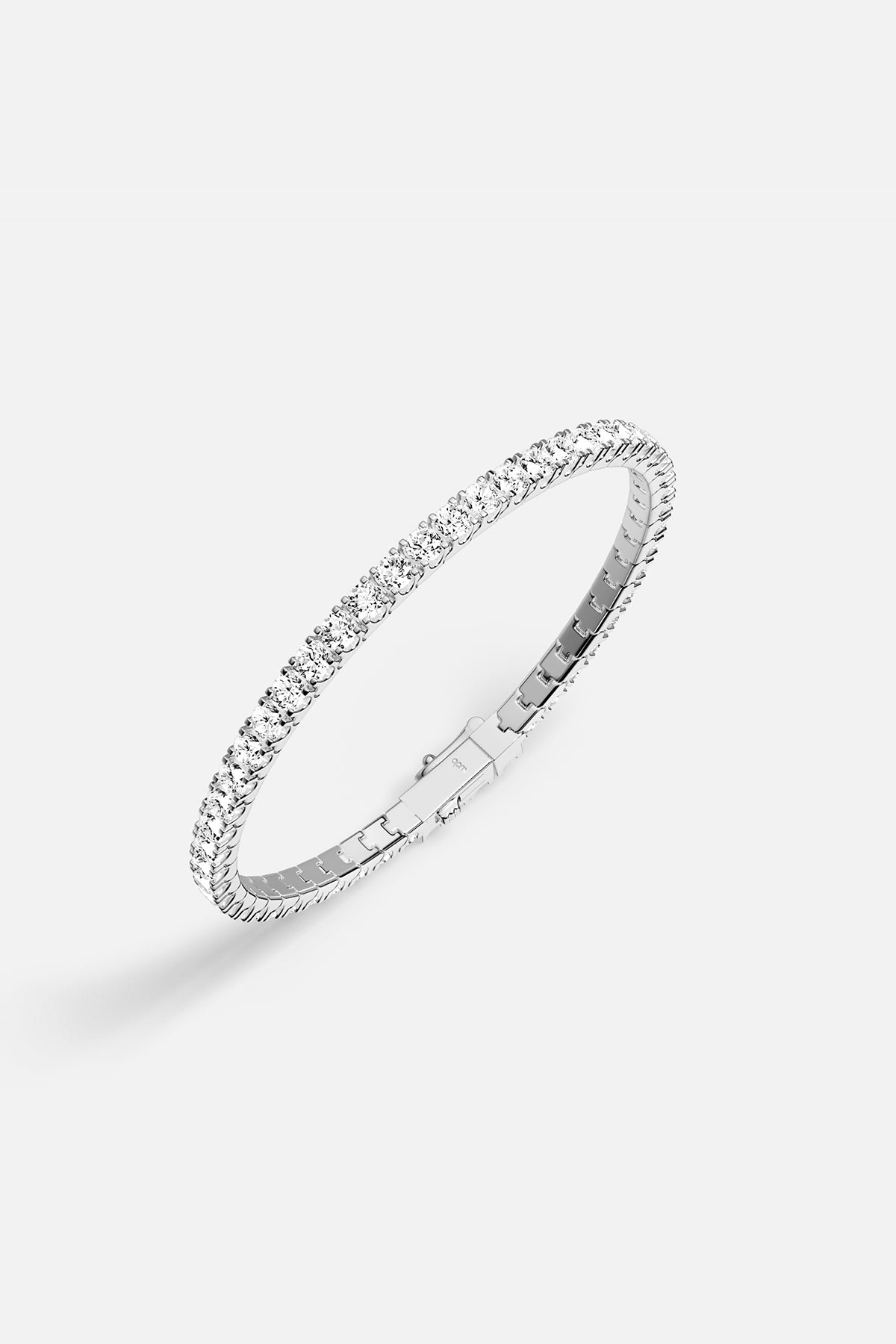 Bracelet tennis APM, une ligne scintillante d'élégance intemporelle au poignet.