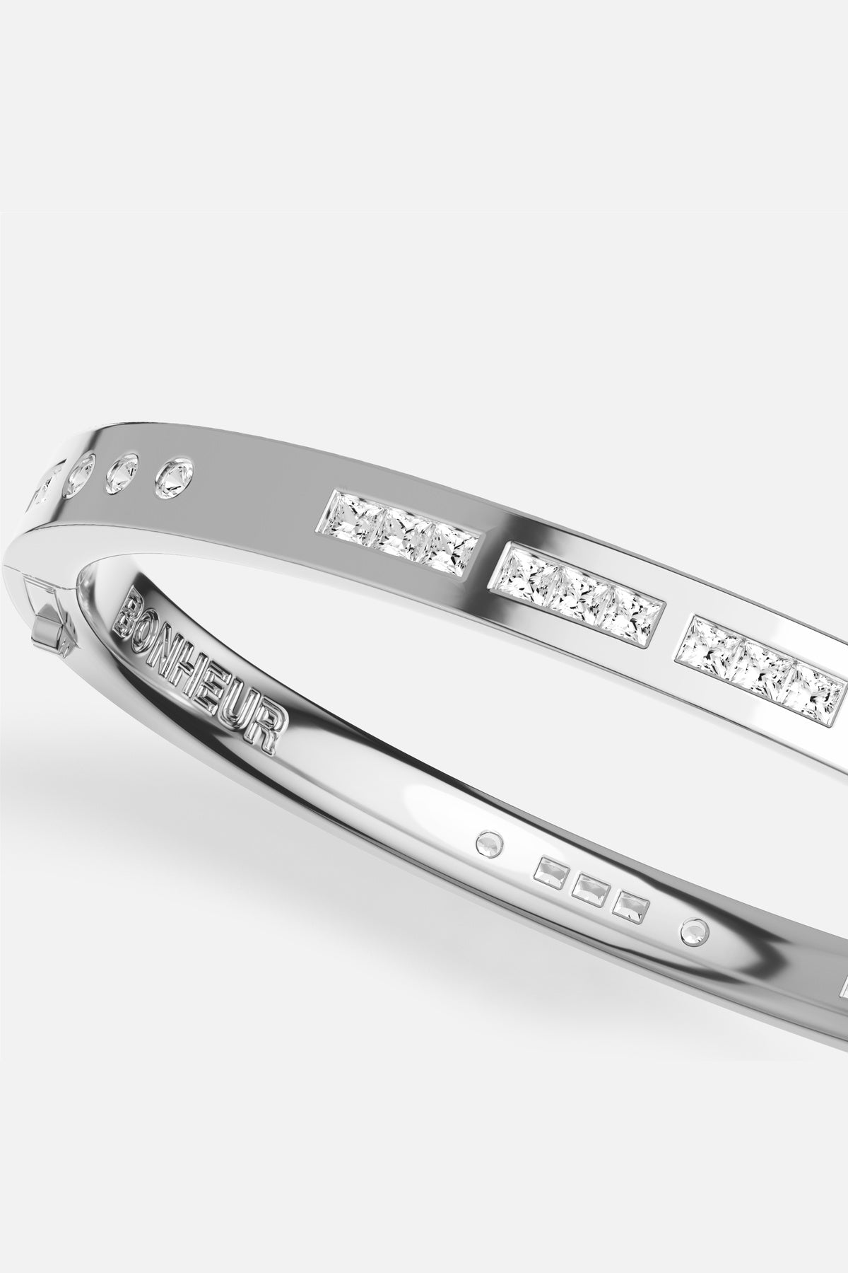 Bracelet APM Monaco, éclat rhodium finish et ligne épurée pour un luxe discret.