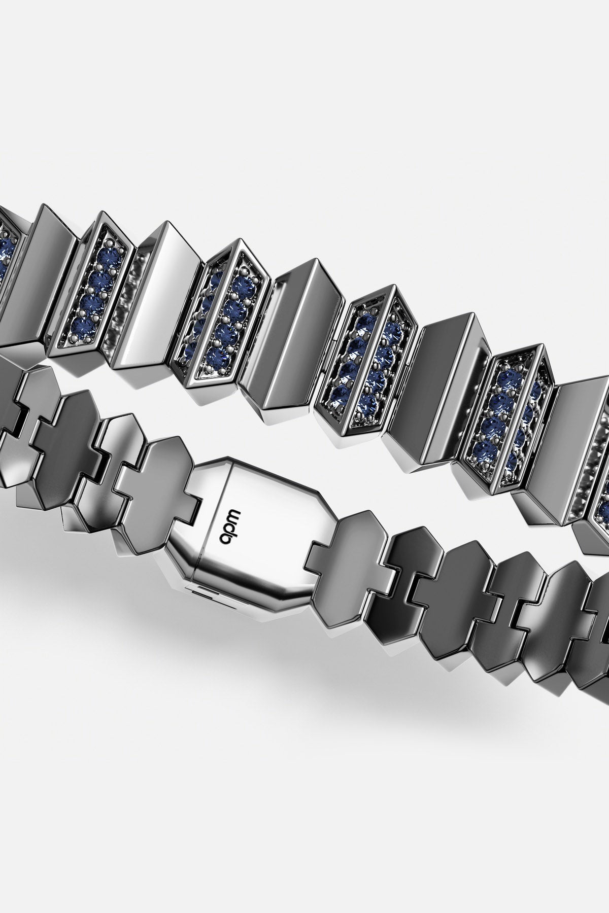 Bracelet APM Monaco, allure architecturale et éclats bleu nuit, une audace contemporaine au poignet.