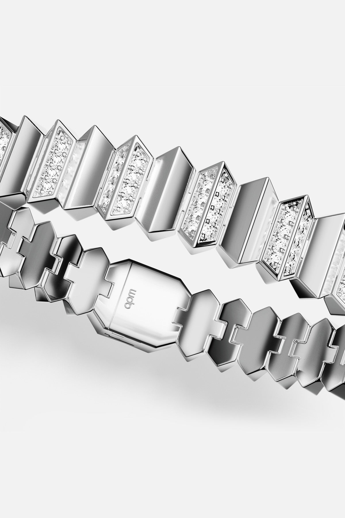 Bracelet APM au finish rhodium, une allure architecturale et lumineuse pour un éclat contemporain.