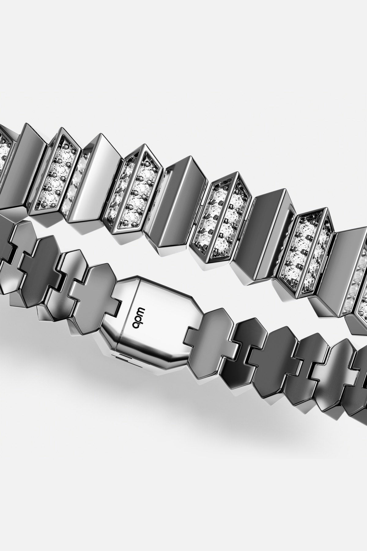 Bracelet APM Monaco à l'architecture graphique, une allure audacieuse et résolument contemporaine.