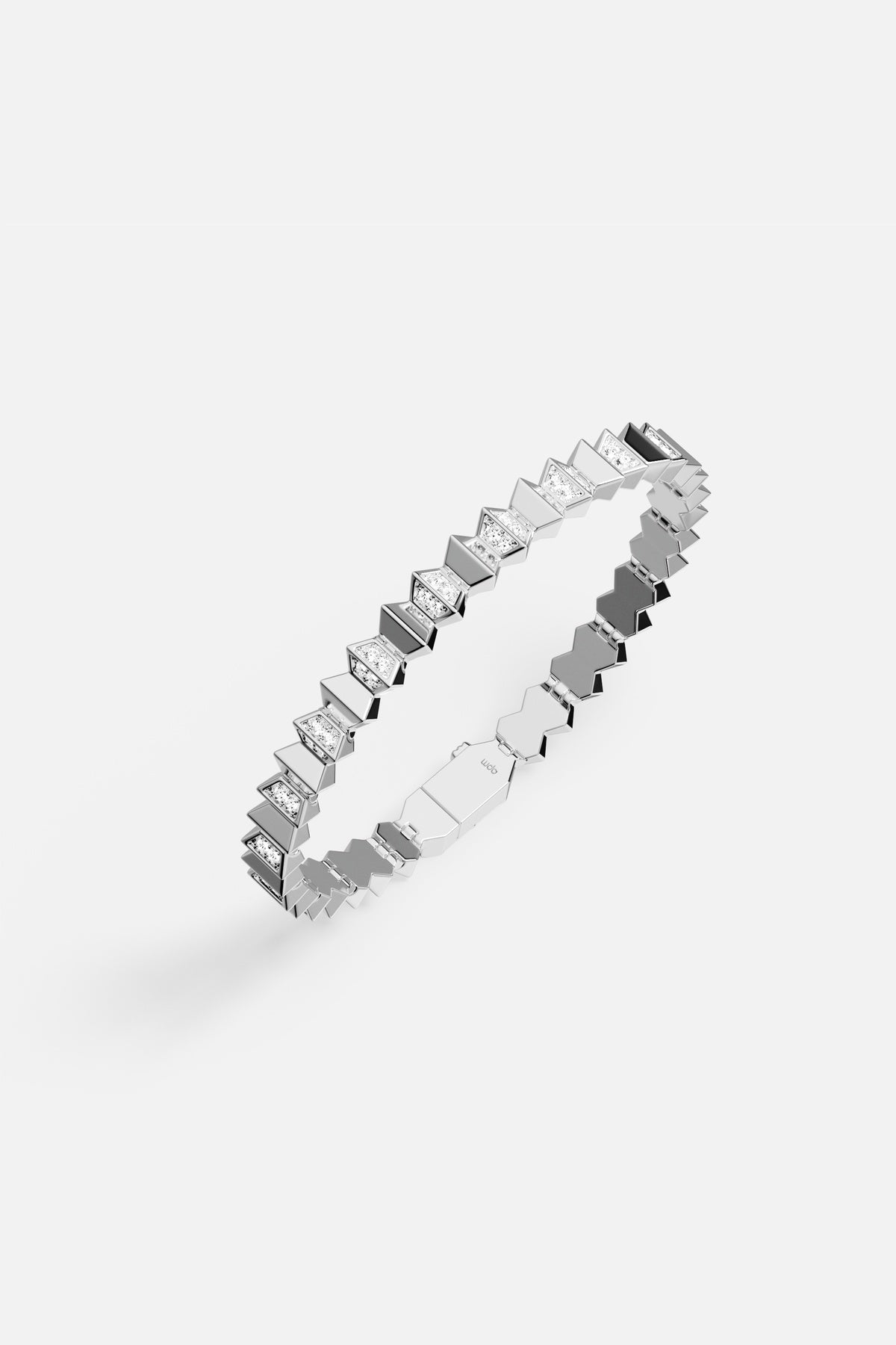 Bracelet APM au rythme géométrique scintillant, une allure moderne et audacieuse.