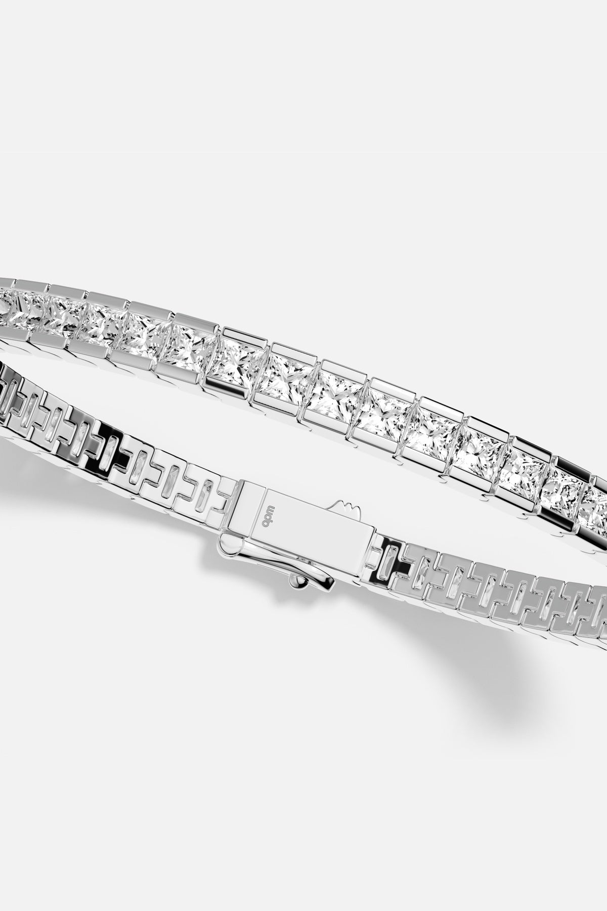 Bracelet APM, une ligne scintillante au raffinement intemporel.