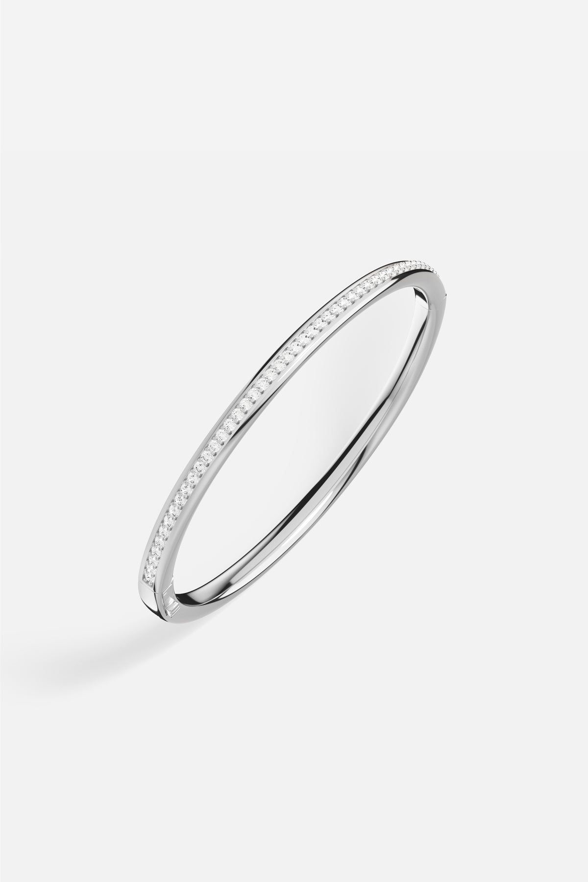 Bracelet jonc APM, une ligne pure au éclat rhodium finish, élégance intemporelle.