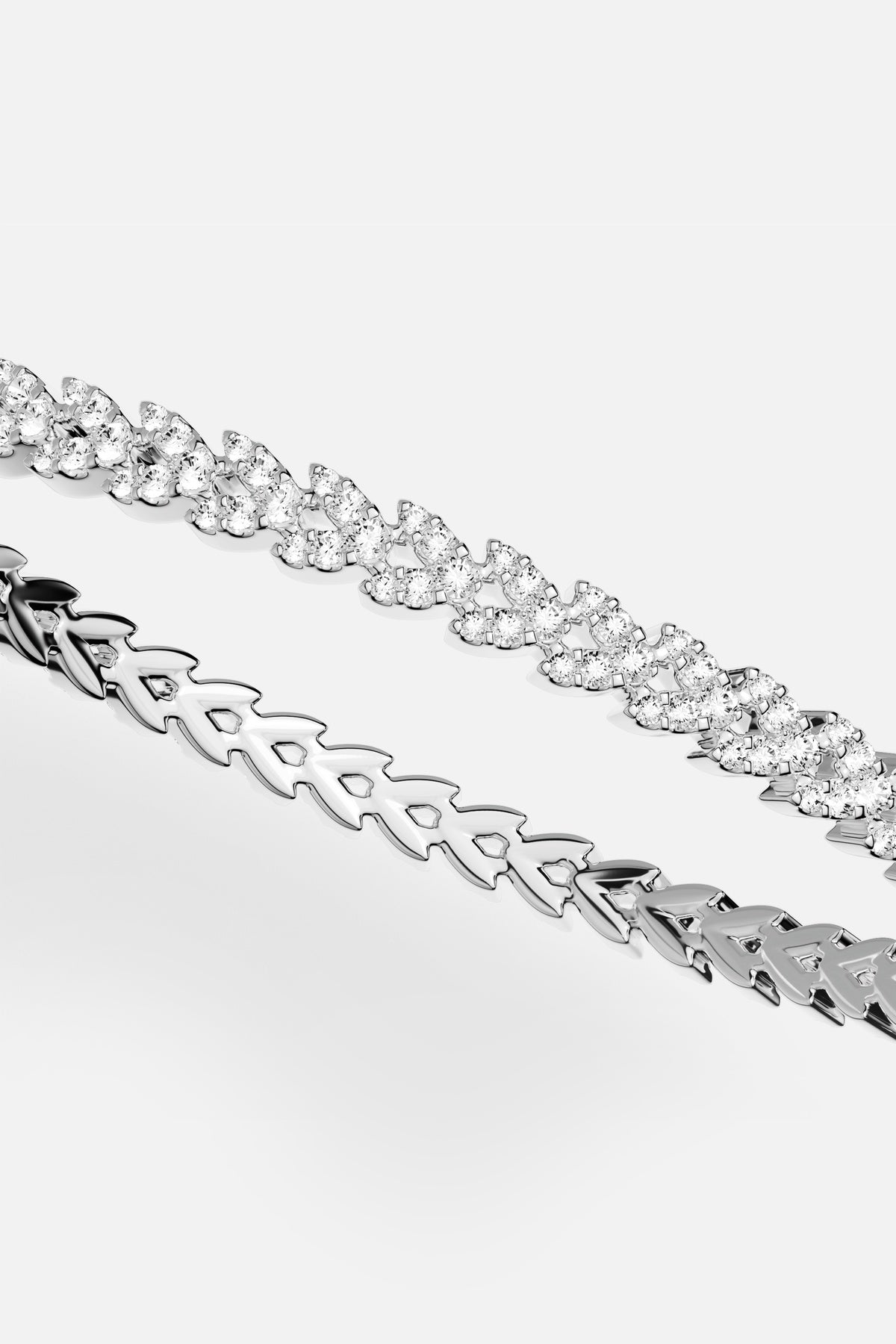 Bracelets APM au fini rhodium, un duo audacieux entre éclat et graphisme.