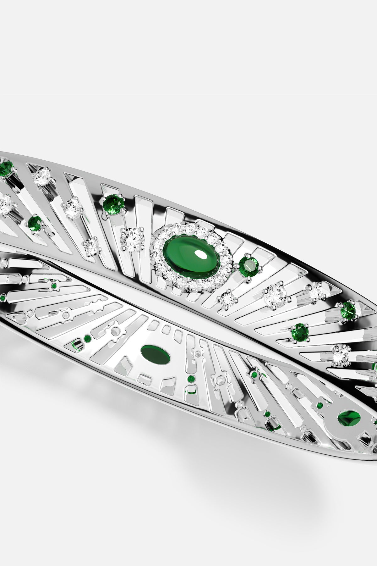 Bracelet APM au finish rhodium, éclat vert émeraude et lumière contemporaine.