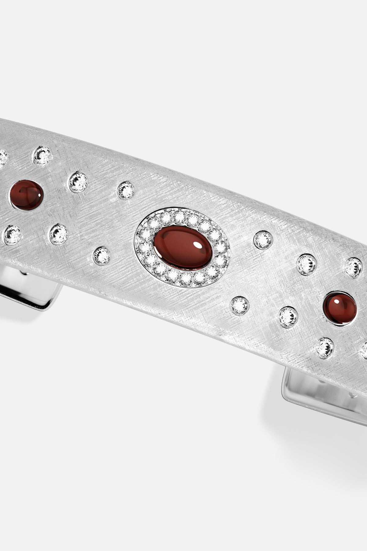 Bracelet APM, finition rhodium brossée et éclats rouges profonds, une allure précieuse.