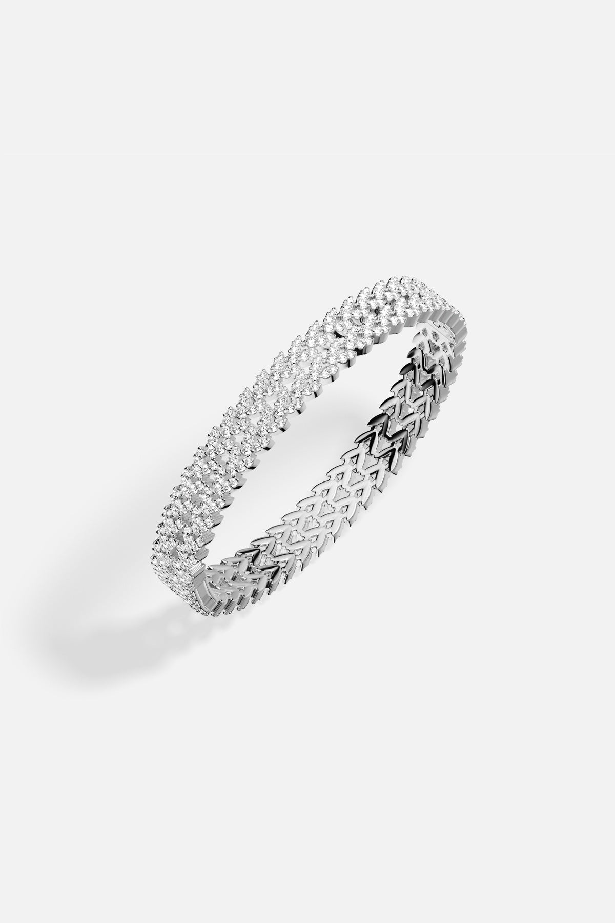 Bracelet APM, éclat pavé et finition rhodiée, une élégance résolument contemporaine.