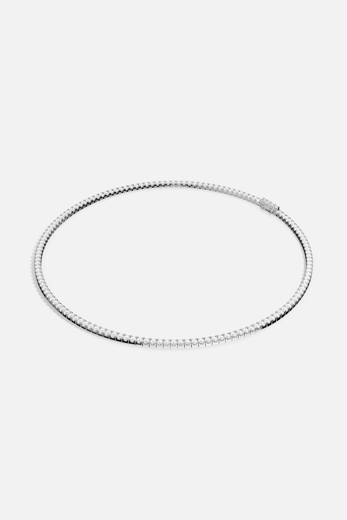 Le collier tennis APM, une ligne scintillante d'élégance intemporelle.