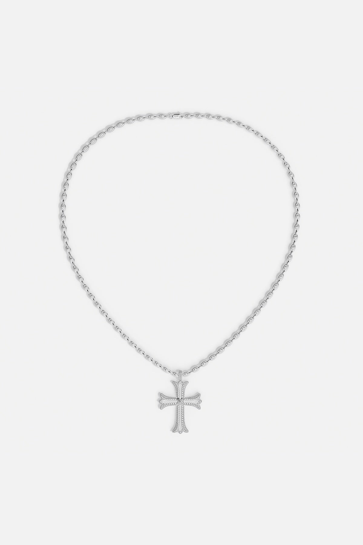 Collier APM à pendentif croix, une allure gothique et lumineuse au quotidien.