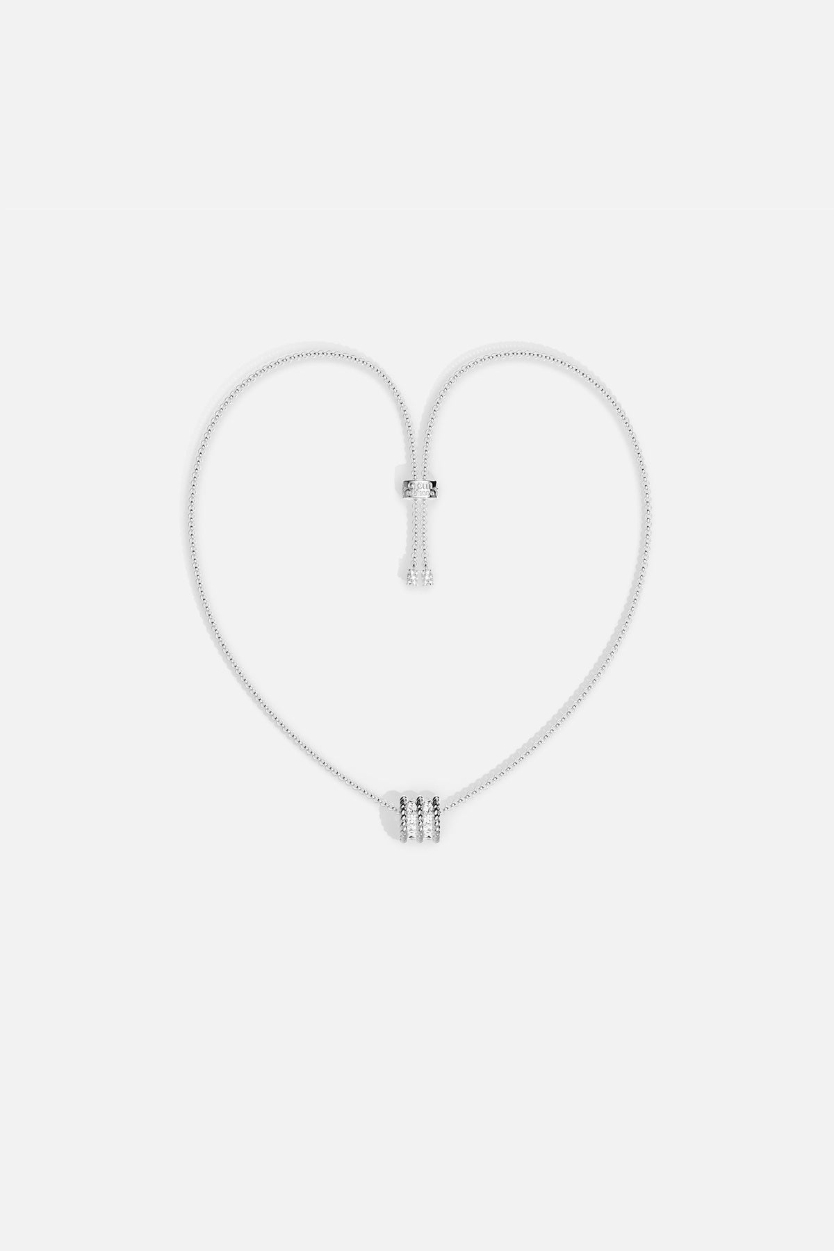 Collier APM Monaco ajustable, trois anneaux scintillants pour une élégance délicate et moderne.