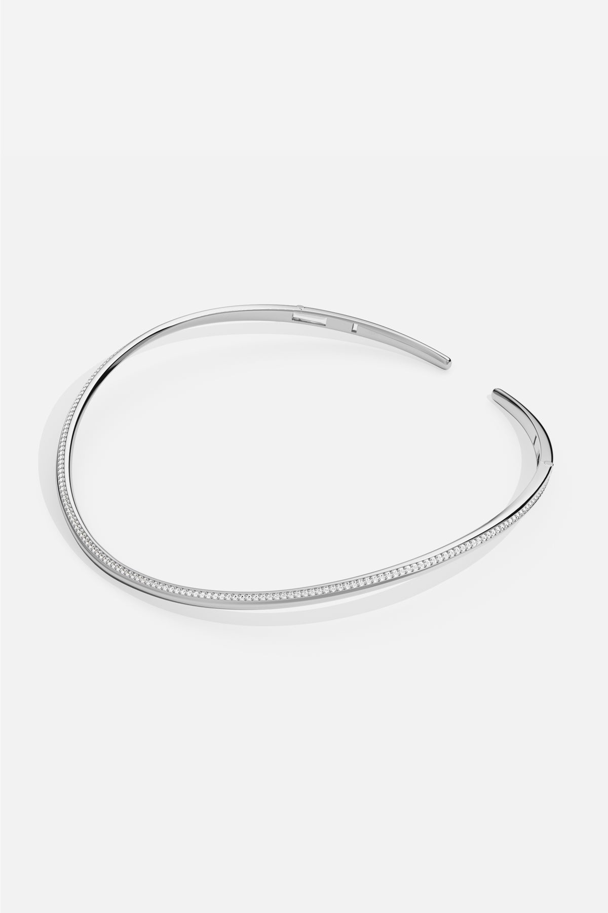 Le Collier APM Monaco, une ligne épurée et lumineuse pour une élégance moderne.