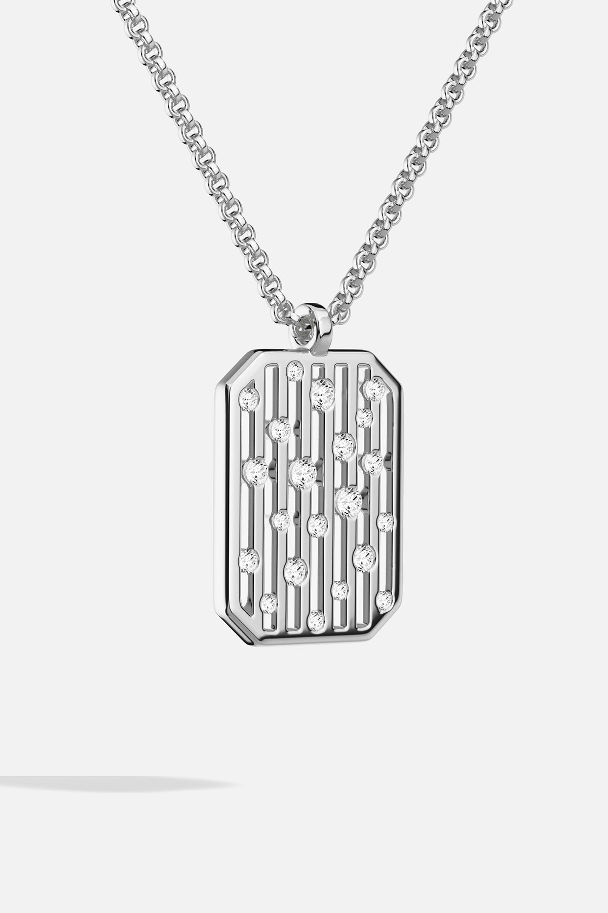 Collier APM à pendentif rectangulaire scintillant, une allure moderne et intemporelle.