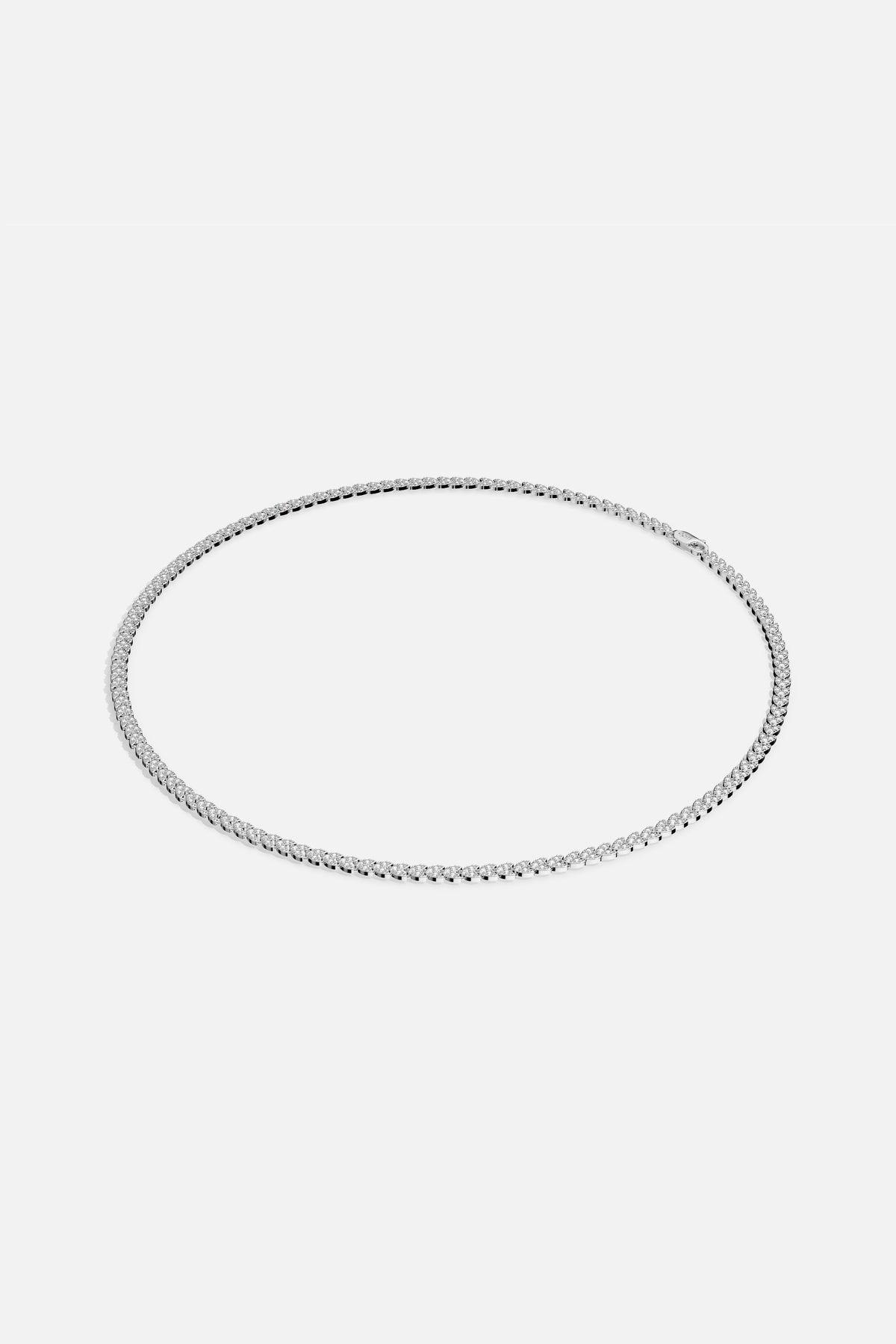 Collier de tennis APM, une ligne scintillante d'une élégance intemporelle.