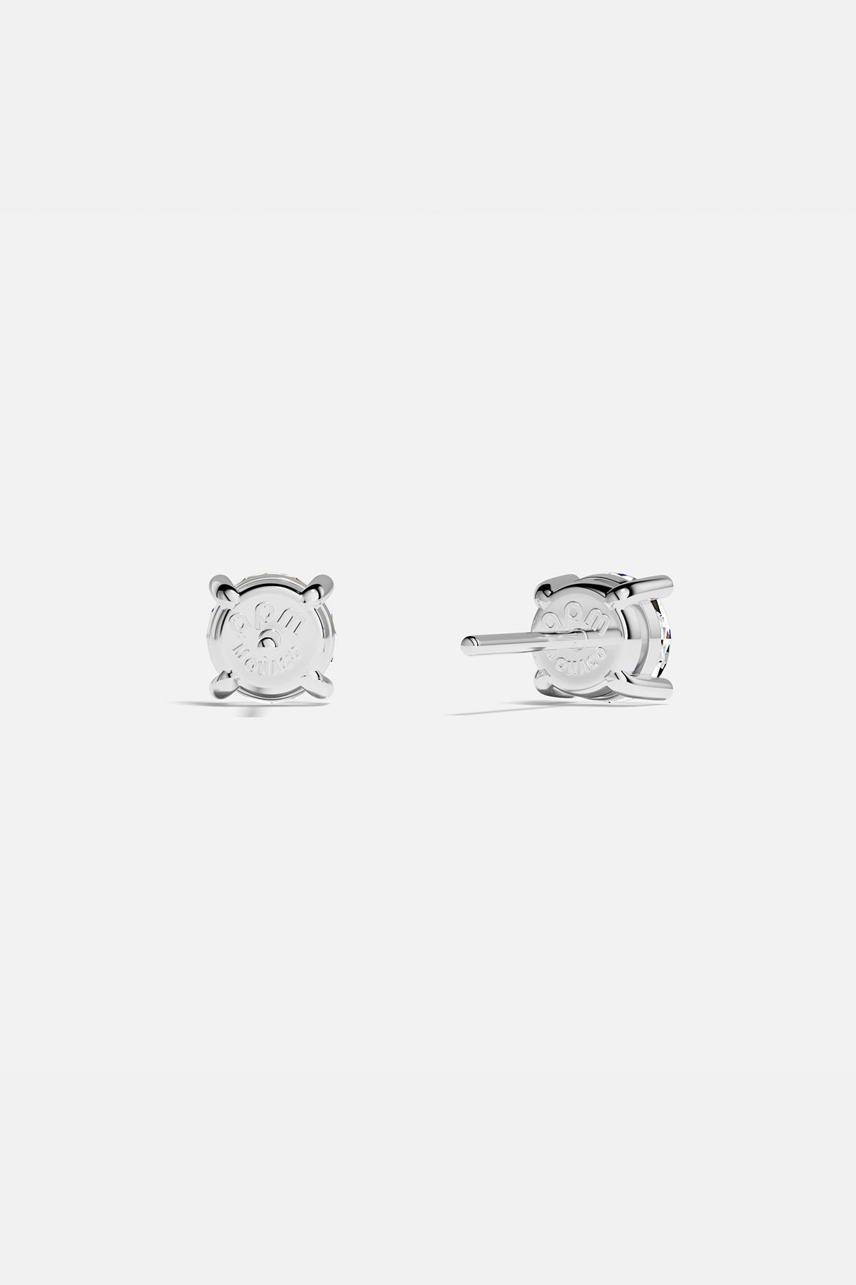 Puces d'oreilles APM, éclat discret et finition rhodium, l'essentiel avec grâce.