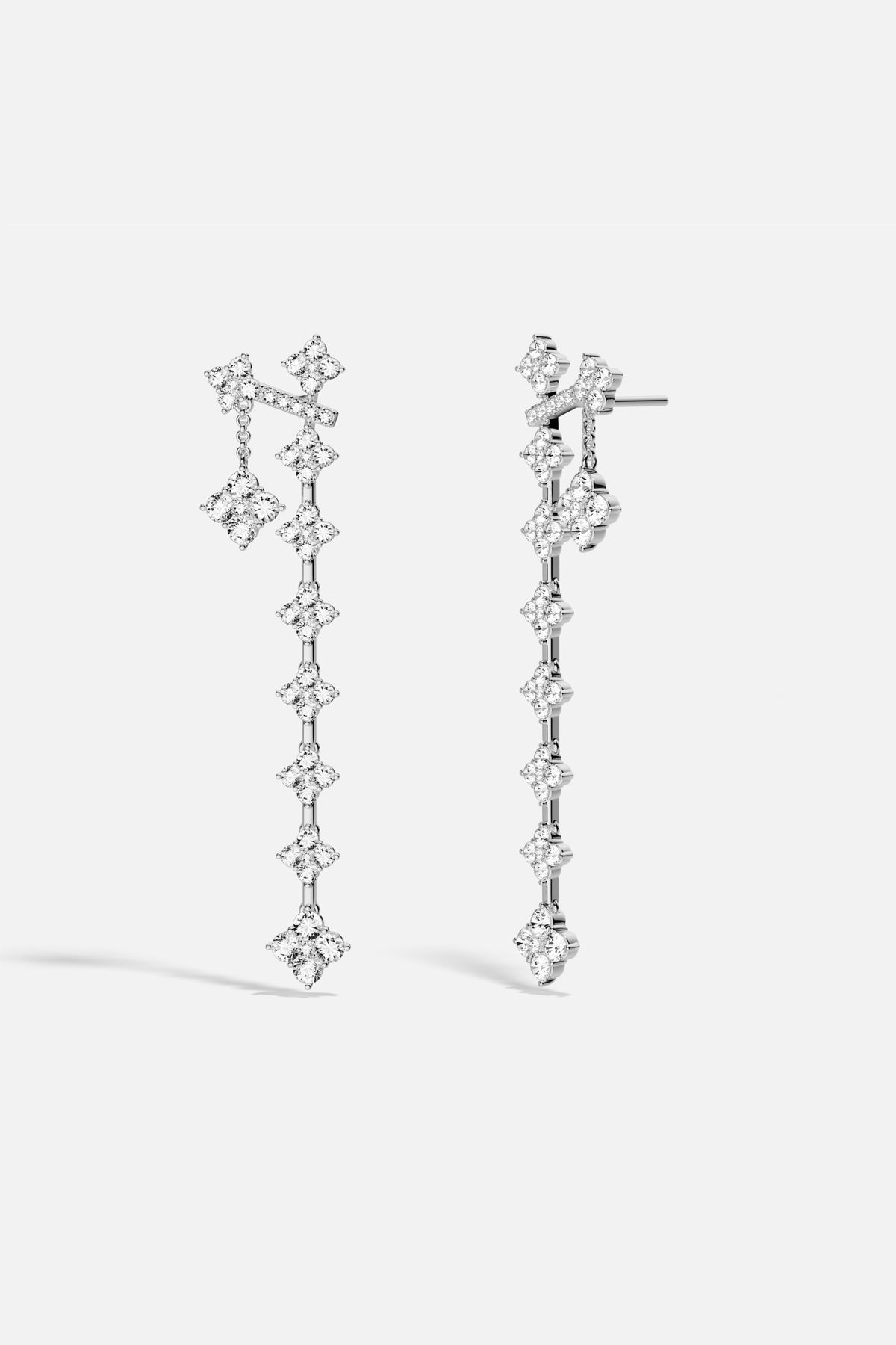 Boucles d'oreilles APM, une cascade lumineuse d'étoiles scintillantes pour une allure raffinée.