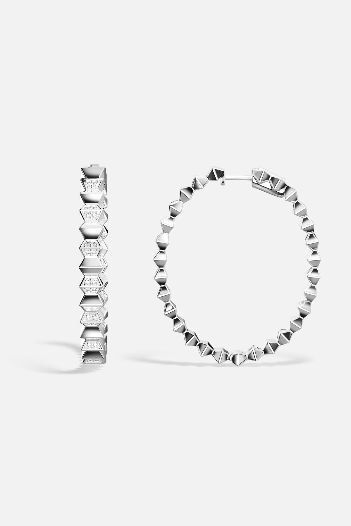 Créoles APM Monaco, allure graphique et éclat rhodium finish pour une audace lumineuse.
