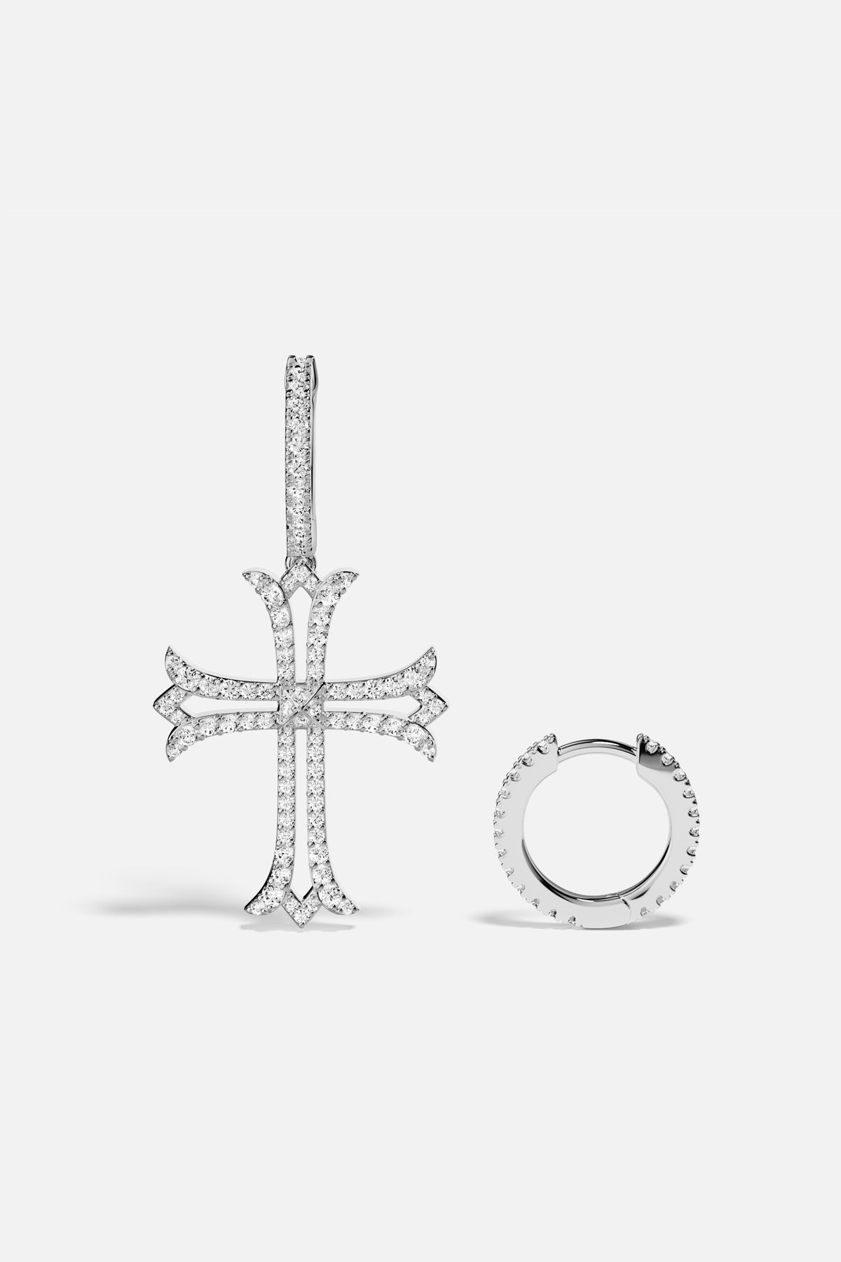 Boucles d'oreilles APM asymétriques, une croix scintillante et un mini créole, allure gothique chic.