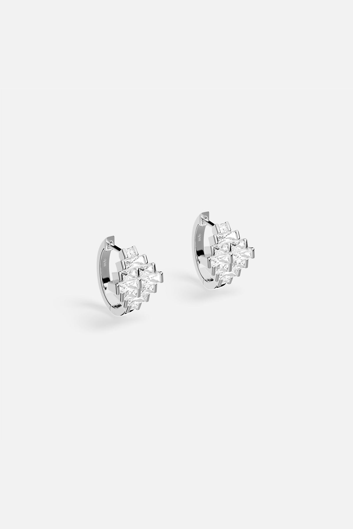 Boucles d'oreilles APM, éclat géométrique et finition rhodium, une élégance résolument moderne.