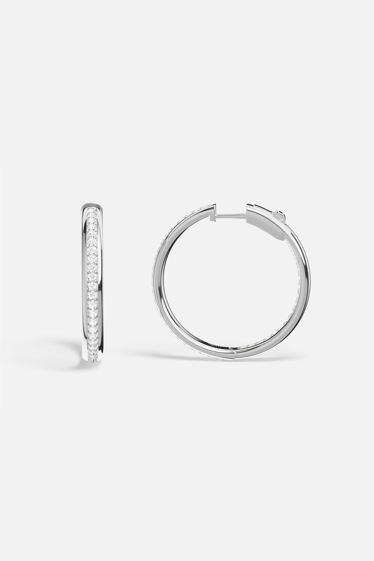 Créoles APM Monaco au finish rhodium, une brillance pure et intemporelle.