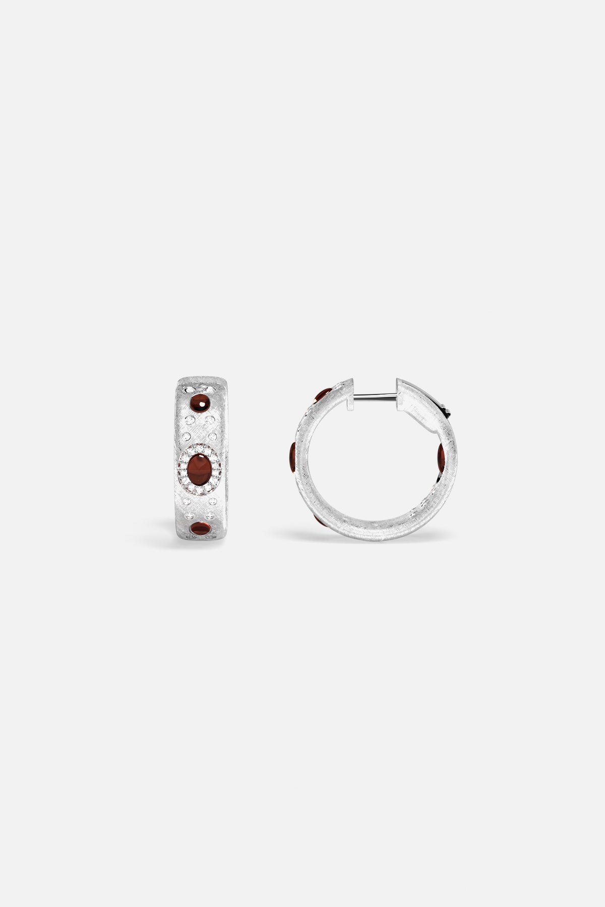 Créoles APM, finition rhodium et touches rouges profondes, une élégance intemporelle.