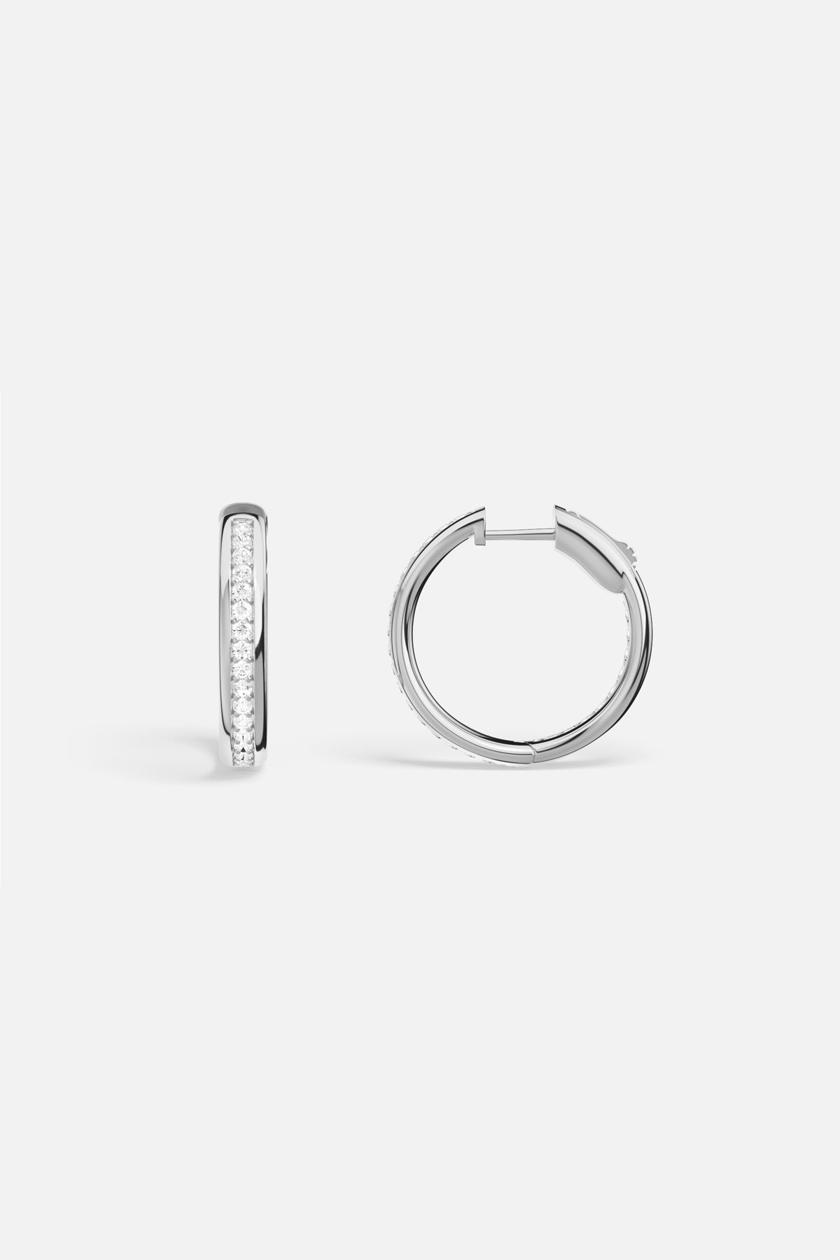 Créoles APM scintillantes au finish rhodium, l'éclat intemporel d'une allure moderne.