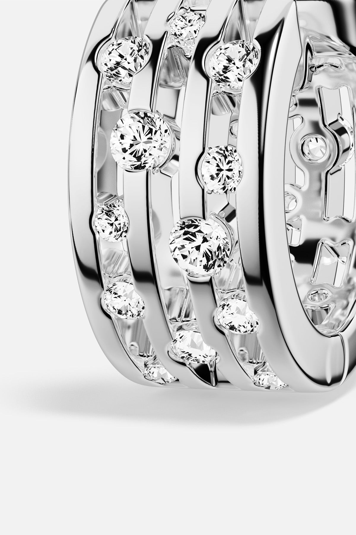 Bague APM ajourée, éclats scintillants et finition rhodium, une élégance résolument contemporaine.