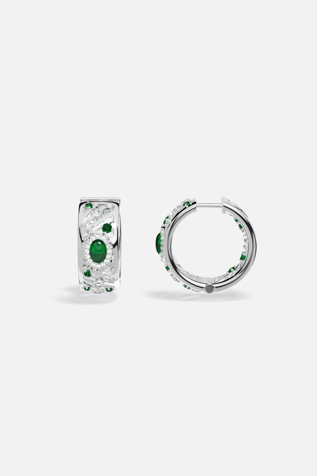 Boucles d'oreilles APM, éclats verts sur finition rhodium, une élégance précieuse et lumineuse.
