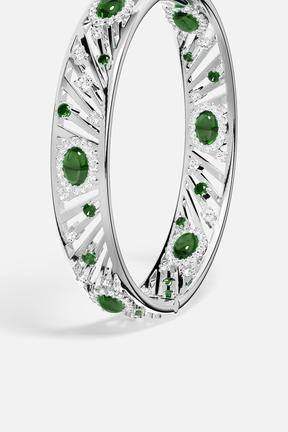Bracelet APM aux éclats verts, une élégance rayonnante et intemporelle.
