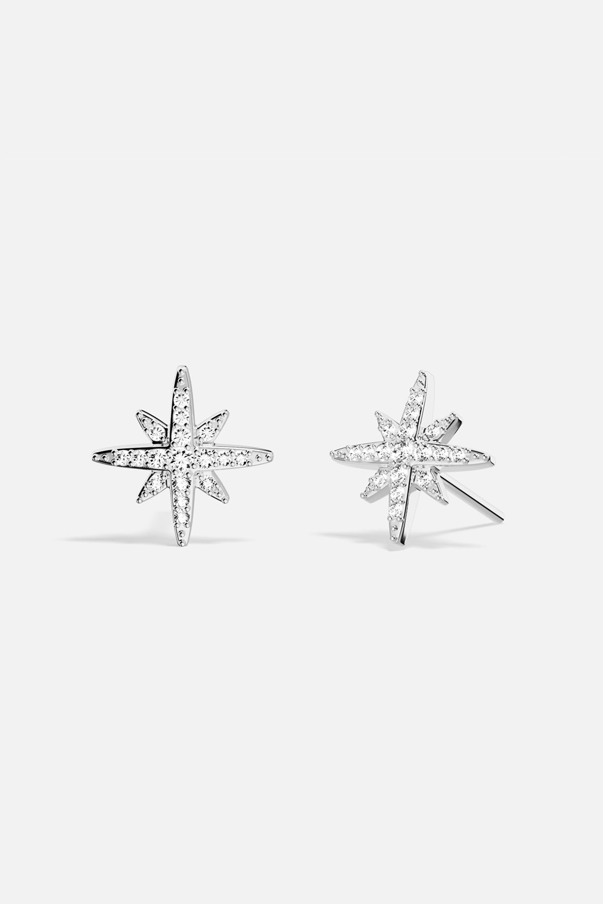 Boucles d'oreilles APM en finition rhodium, un éclat étoilé au charme céleste.
