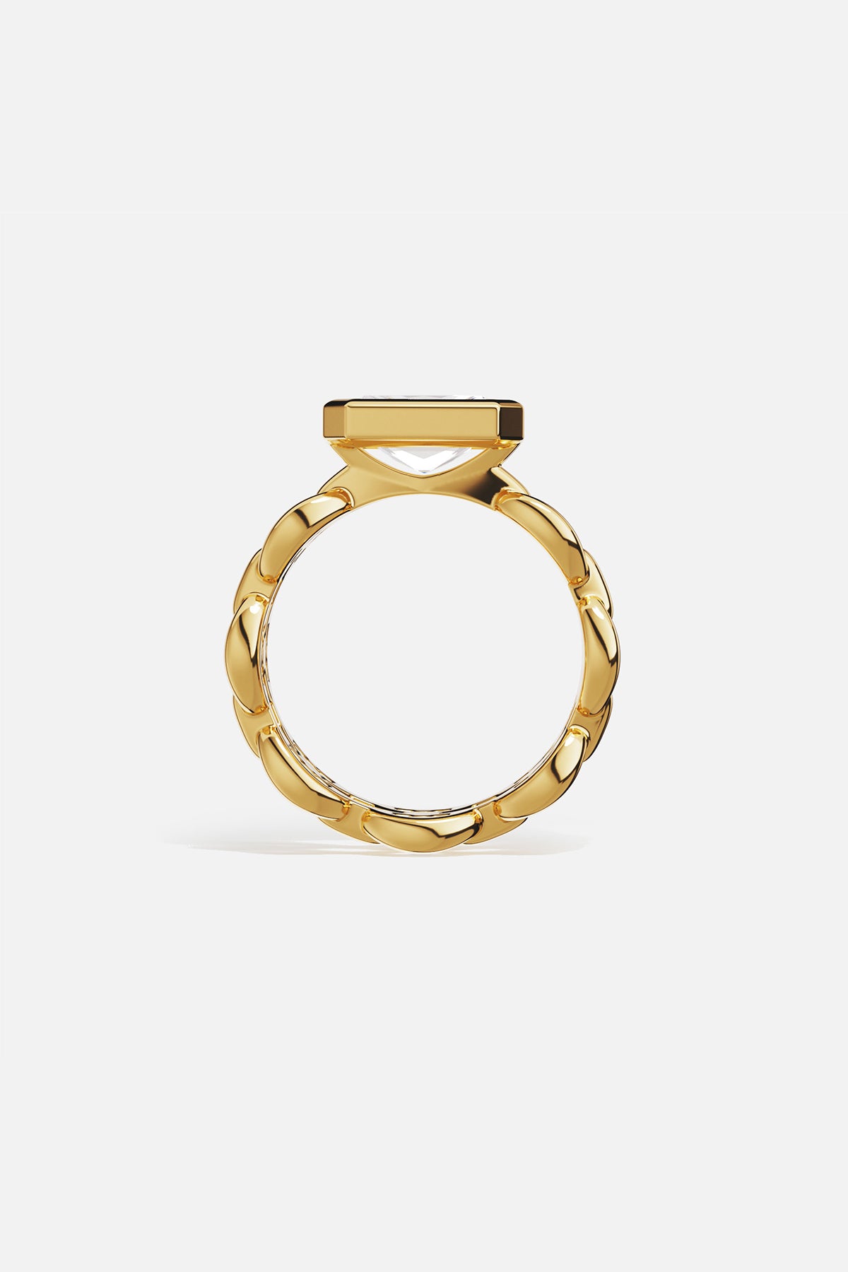 Bague APM, éclat doré et pierre solitaire, une allure résolument moderne.