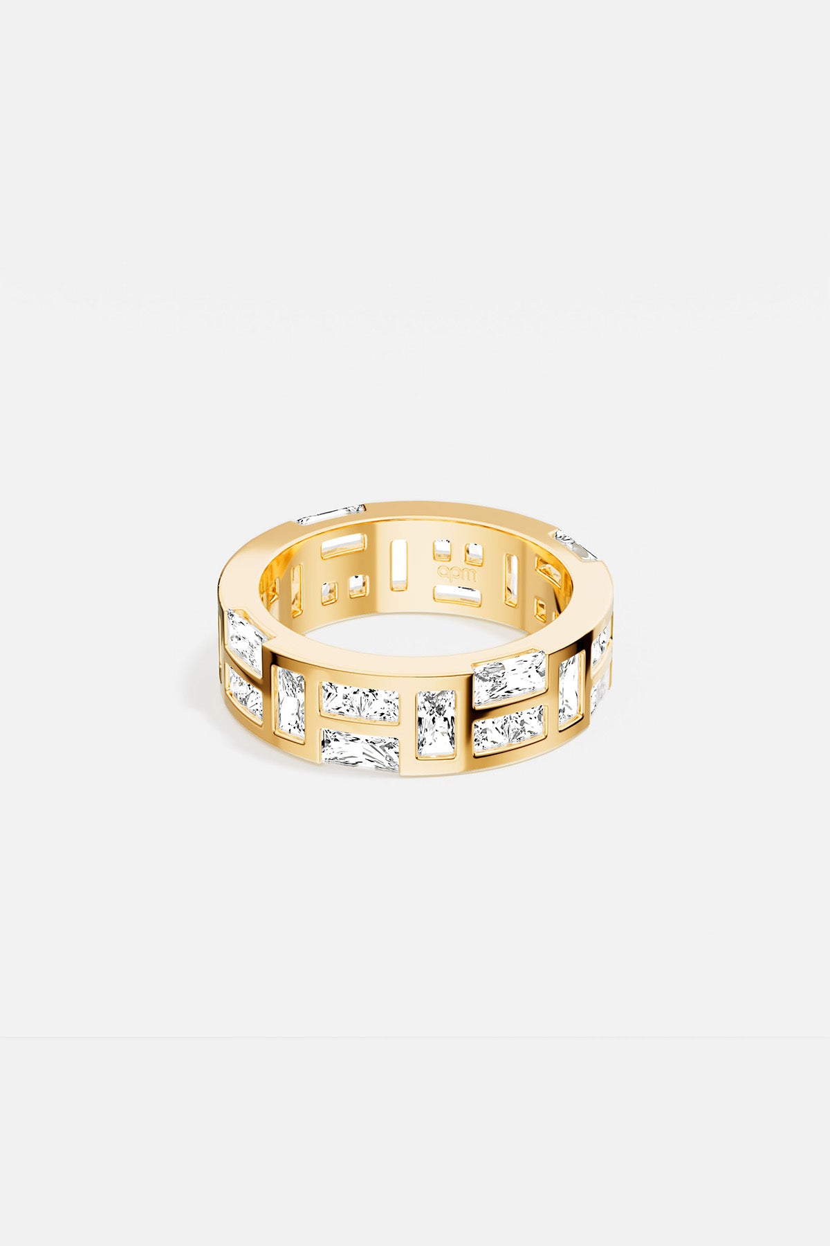 Bague APM en alliage APM Monaco couleur dorée, éclat lumineux et allure architecturale.