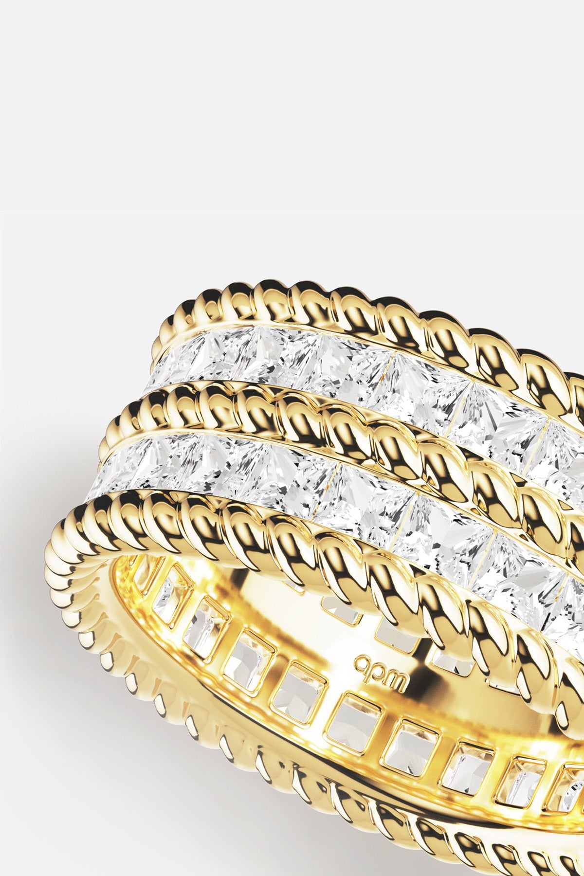 Bague APM Monaco aux teintes dorées, éclat tressé et lumière ciselée pour une allure précieuse.