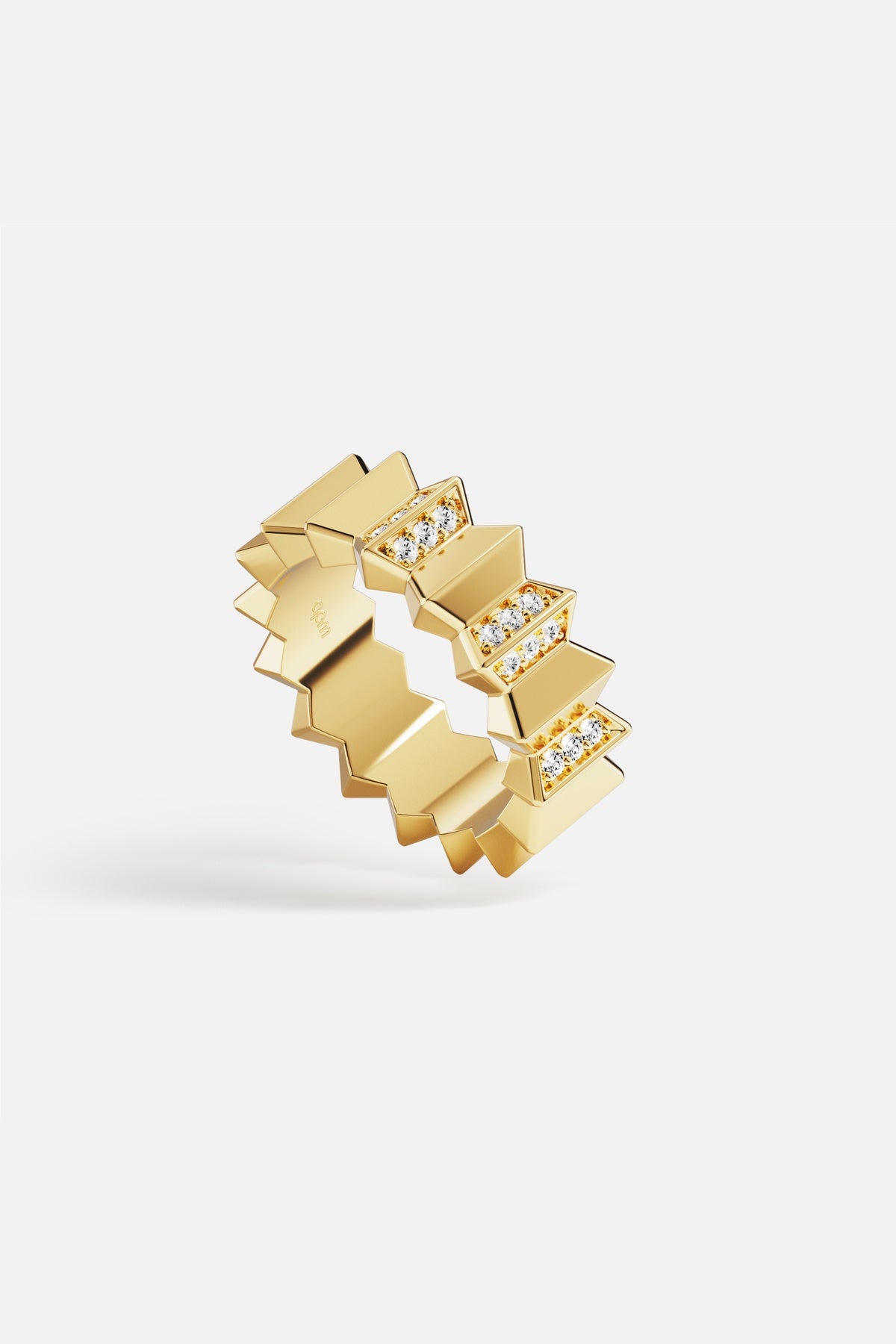 Bague APM aux arêtes graphiques dorées, une allure audacieuse et résolument moderne.