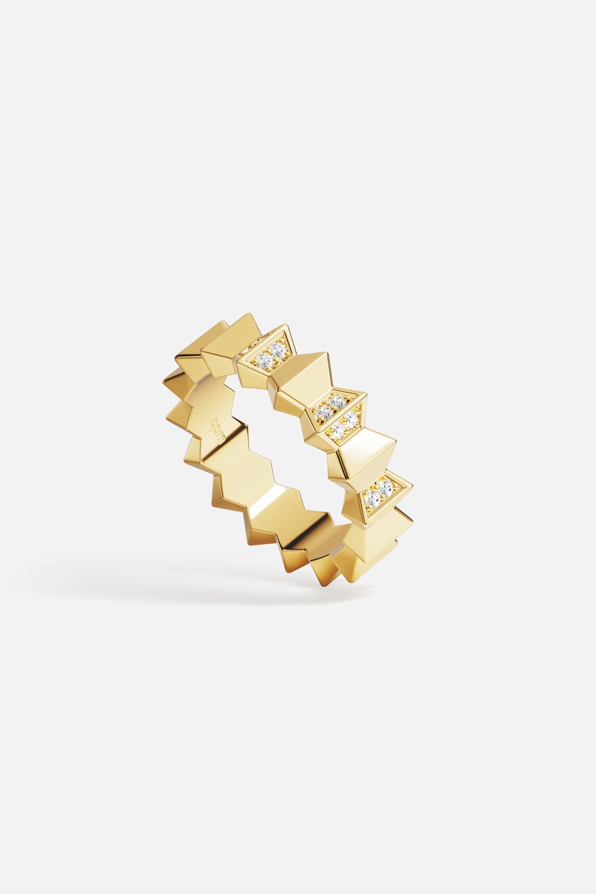 Bague APM aux reliefs zigzag dorés, une allure graphique et audacieuse.