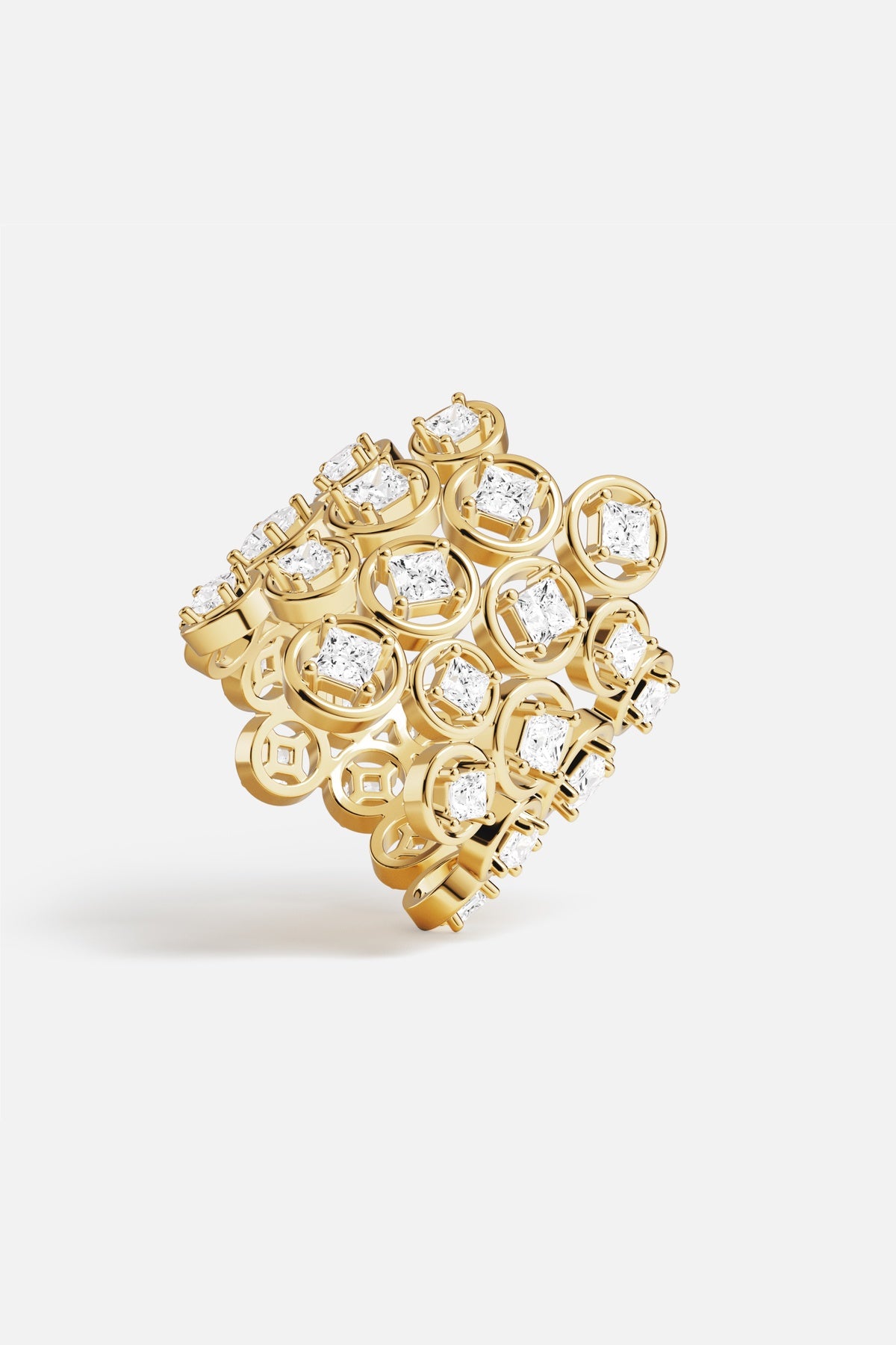 Bague APM, cascade lumineuse aux reflets dorés, éclat précieux et audacieux.