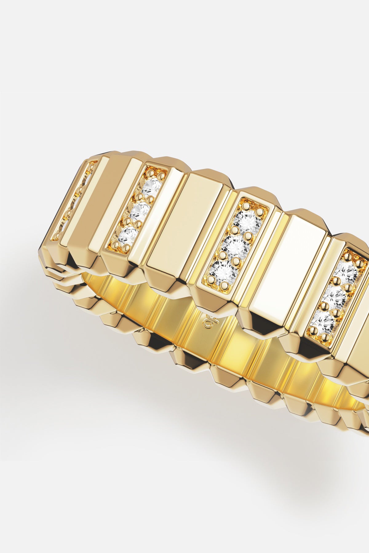 Bague APM Monaco en alliage doré, une géométrie lumineuse et audacieuse au quotidien.