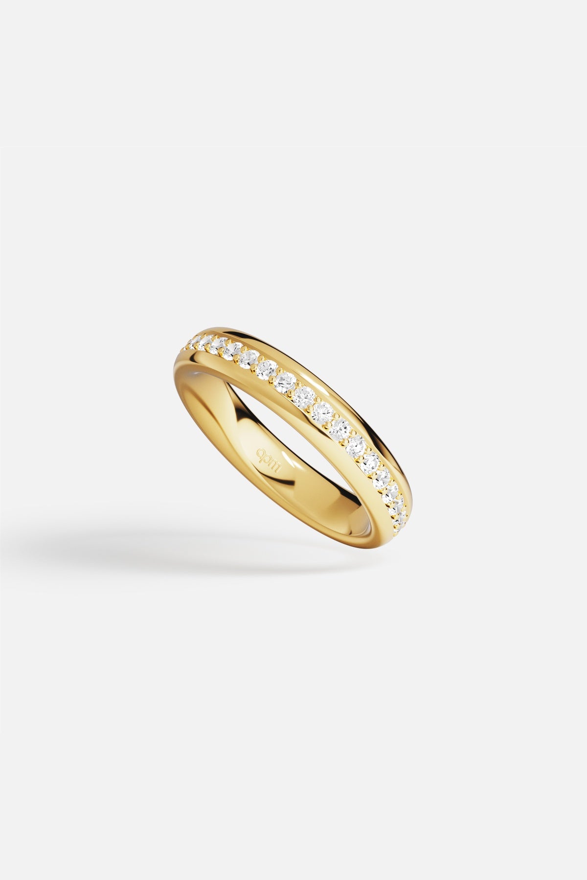 Bague APM aux reflets dorés, une ligne scintillante pour une élégance intemporelle.