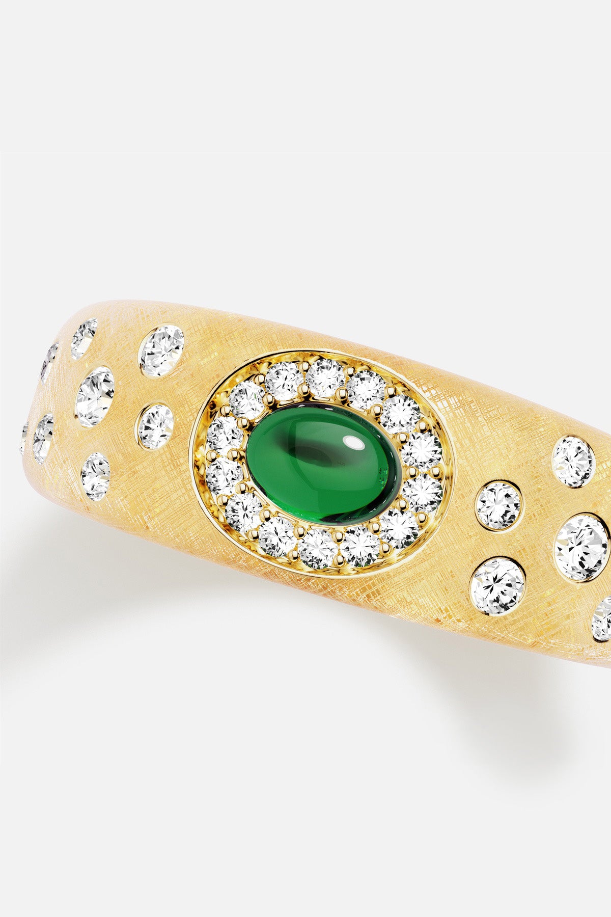 Bague APM, cœur vert émeraude constellé d'éclats lumineux, élégance dorée intemporelle.