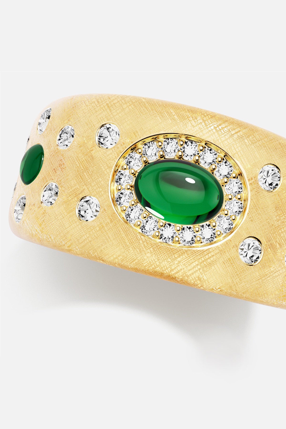 Bague APM aux reflets dorés et cabochon vert, une élégance précieuse et solaire.