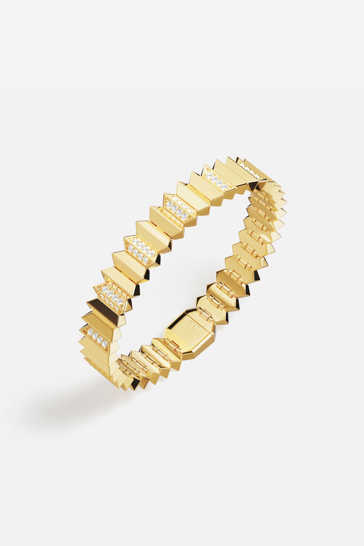 Bracelet APM au design graphique doré, une allure audacieuse et résolument contemporaine.