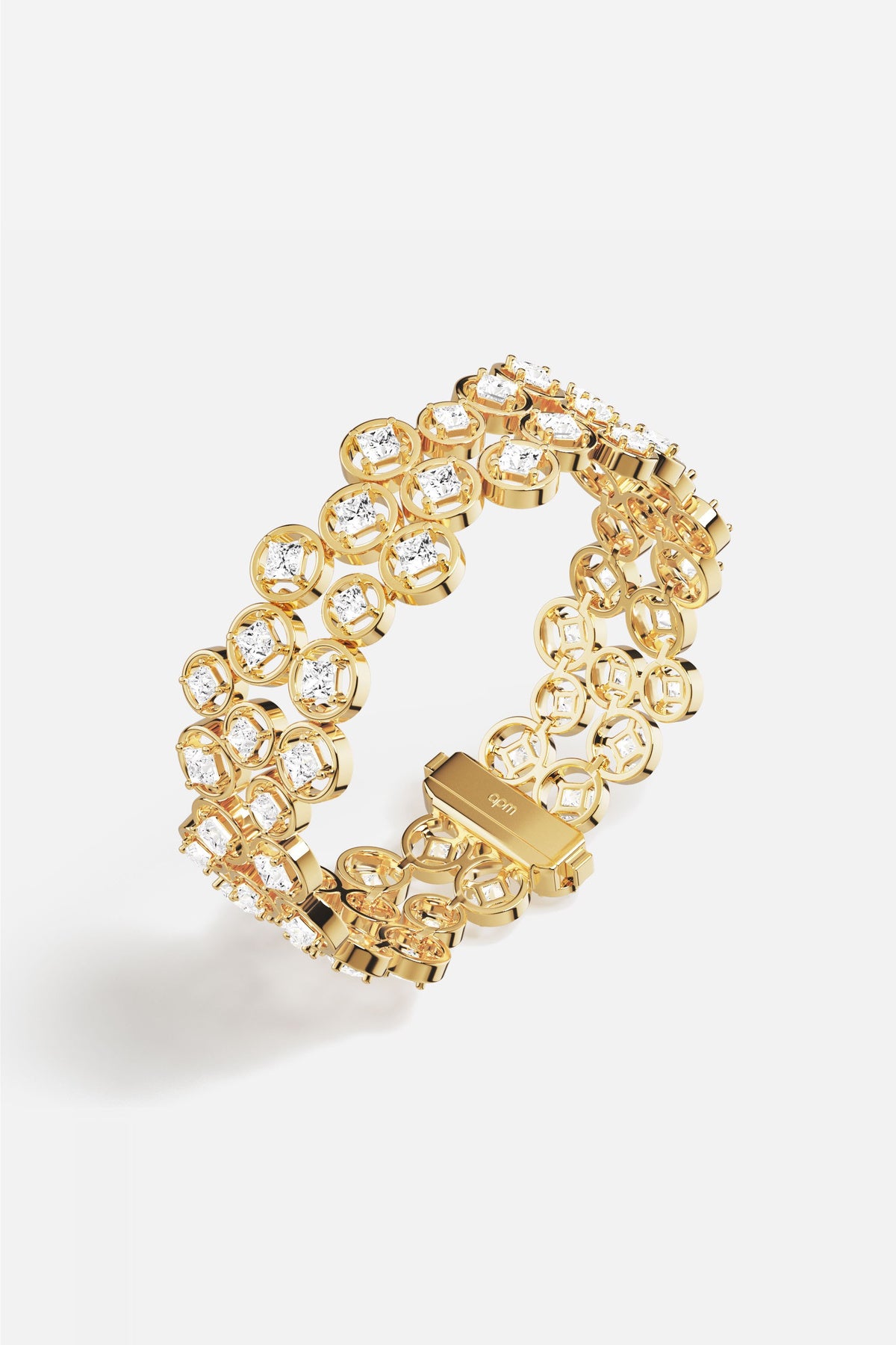 Bracelet APM doré, une allure lumineuse et résolument précieuse au poignet.