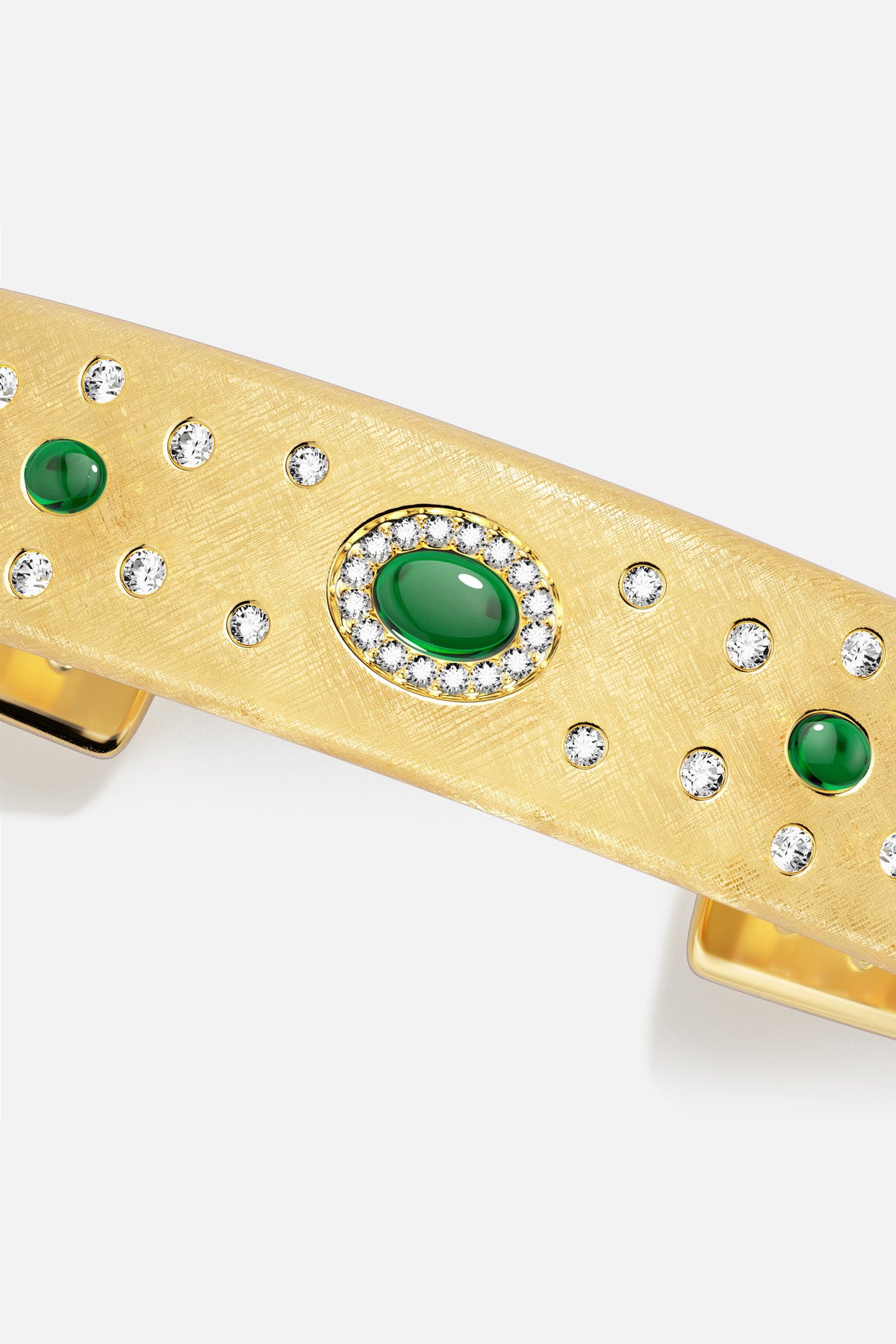 Barrette APM dorée, cabochons verts et éclats scintillants, une élégance précieuse et solaire.