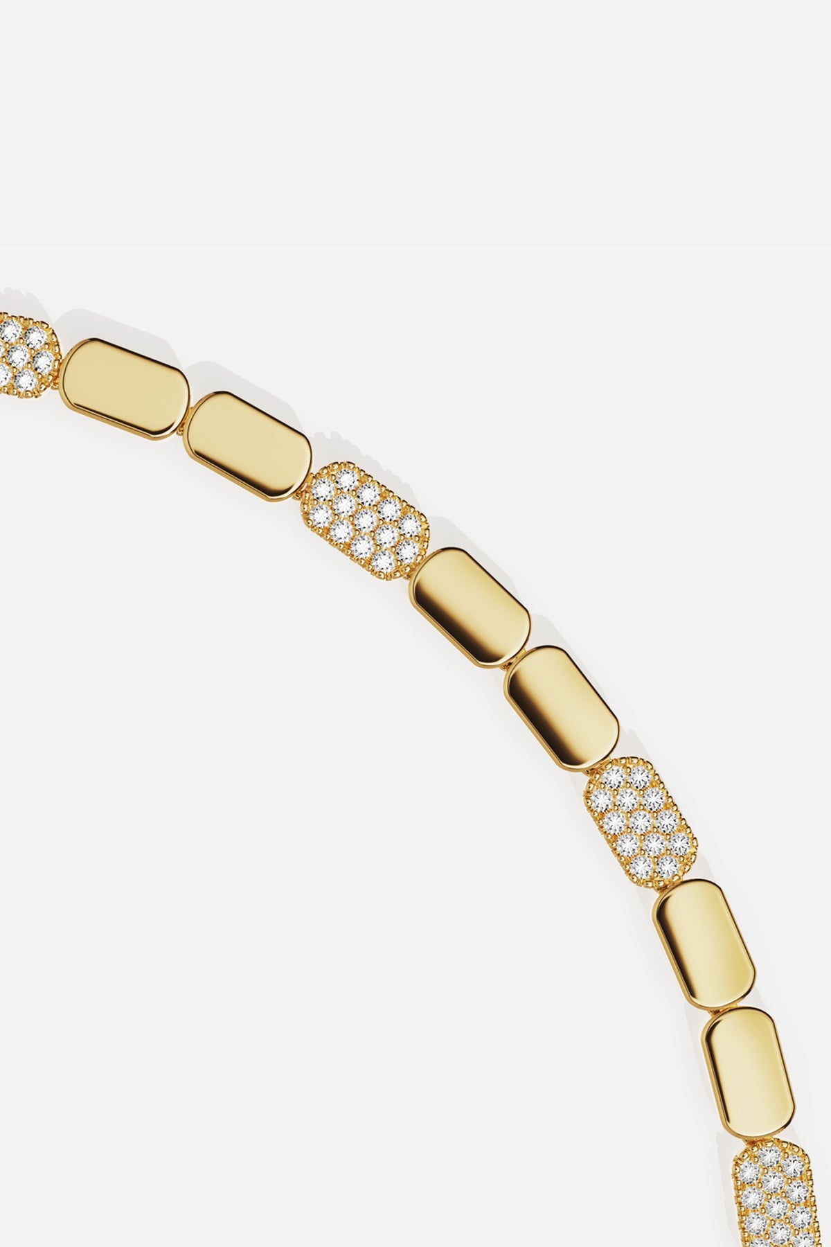 Bracelet APM en coloris doré, une allure moderne et lumineuse au quotidien.